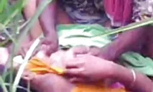 سبزه یک از blowjob می دهد و در چشم ها دوست عکسهای کیر تو کس داشتنی به نظر می رسد