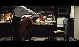 سوراخ عکس گایش کوس قابل حمل در پشت دخترک