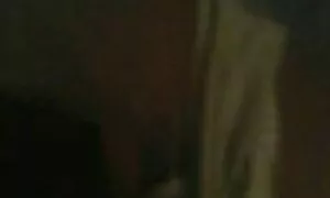 توسط یک عضو در سالن شیردوشی استمناء شده و به عکس کوسو کیر خر داده می شود