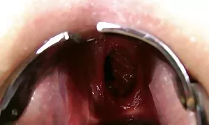 یک زن در لباس زیر زنانه در تلاش است تا رابطه جنسی گروهی عکسهای متحرک کیر داشته باشد